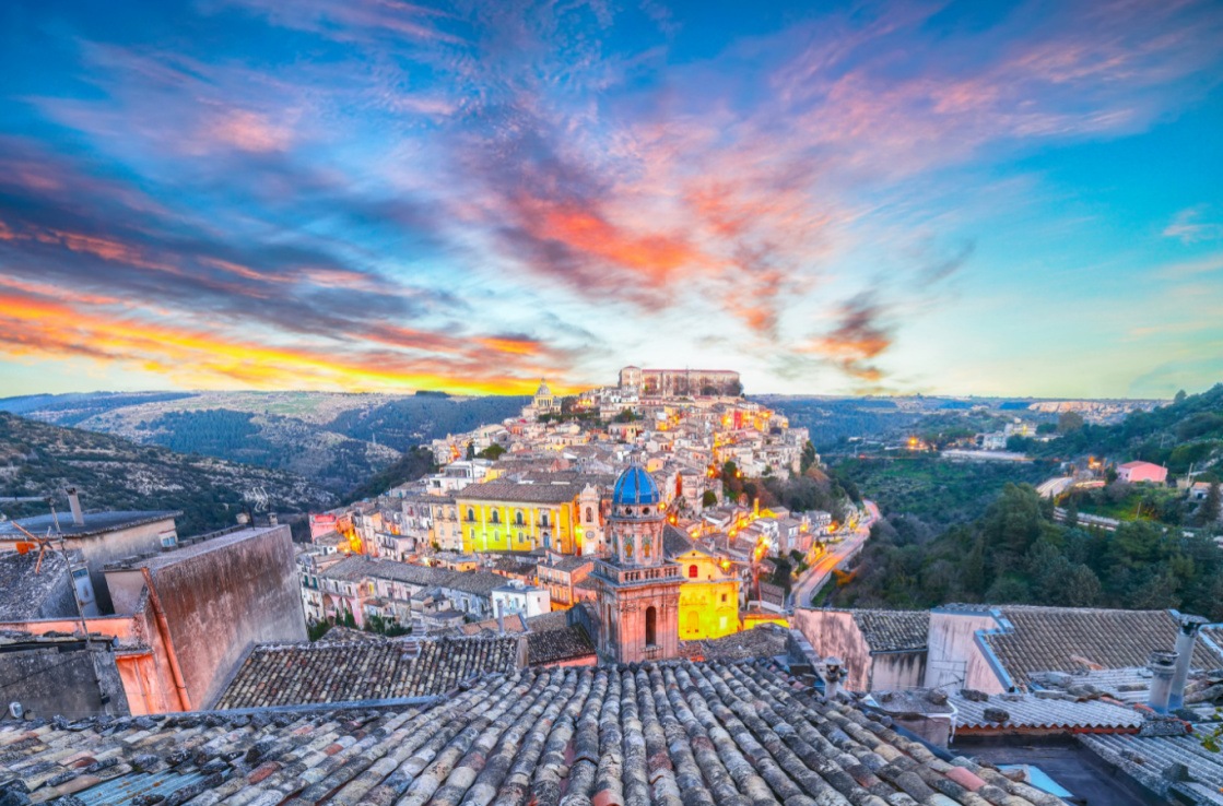 tramonto scenografico sulla città di Ragusa